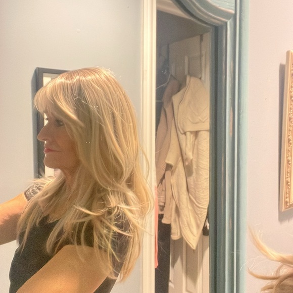 Beautiful long Blonde wig with bangs - Picture 2 of 9